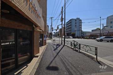 敷地西側の前面道路(北側から)