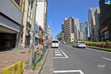 敷地南側の前面道路は目黒通りです（西側から）。