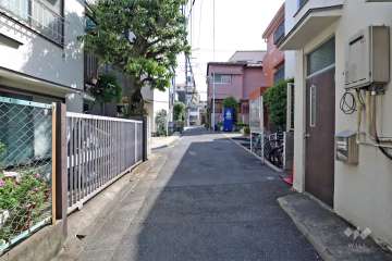 敷地東側の前面道路(北側から)
