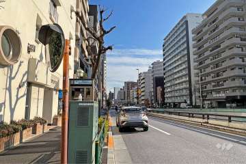 敷地の南西側前面道路(北西側から)