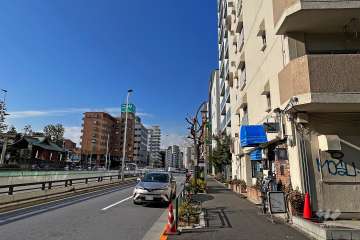 敷地の南西側前面道路(南東側から)