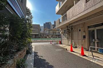 敷地の南東側前面道路(北東側から)