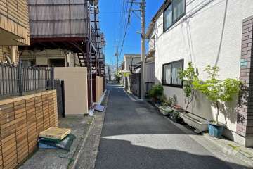 敷地西側の前面道路（北側から）