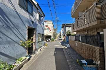 敷地西側の前面道路（南側から）