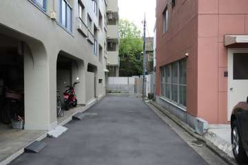 敷地北東側の前面道路