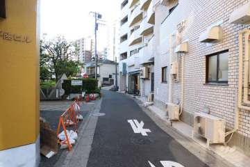 敷地北東側の前面道路(北西側から)