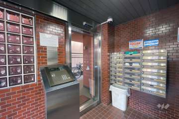 エントランスはオートロック付きです。