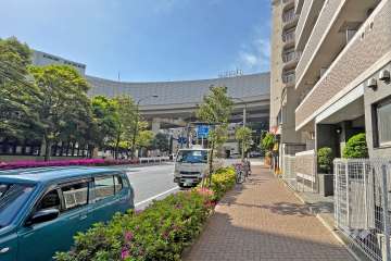 敷地南西側の前面道路(南東側から)