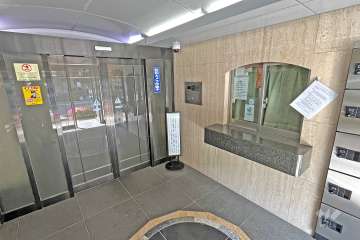 エントランスはオートロック付きです。