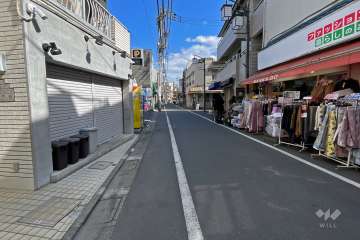敷地南側の前面道路（西側から）