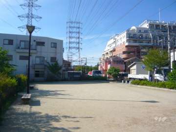 目の前にも公園があります。
