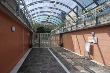 東側エントランスアプローチ
