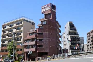 日興パレス駒場は松見坂交差点に面しています。