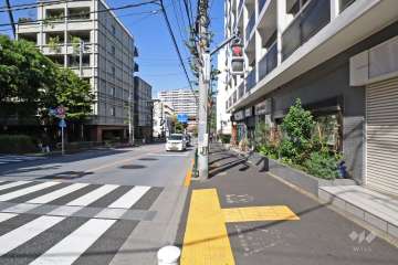 敷地北西側の前面道路(南西側から)
