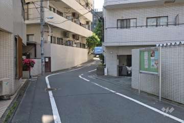 敷地南側の前面道路（西側から）