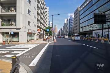 敷地北東側の前面道路(北西側から)