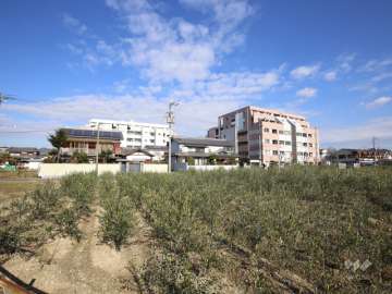 周辺は田畑が残るのどなか住宅地。