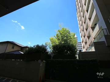 敷地南側には一戸建てが立っています。