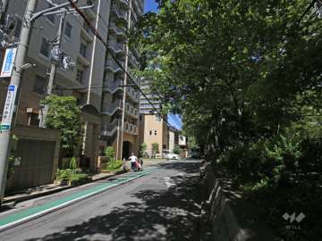 敷地北側の前面道路。花のみちに続く、通りです。