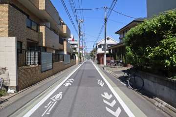 敷地東側の前面道路（南側から）