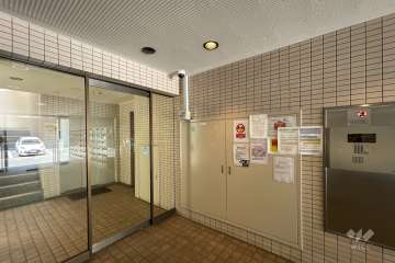 エントランスはオートロック付きです。