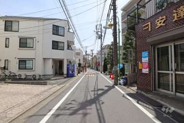 目黒第3コーポの南側前面道路(西側から)