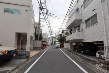 敷地南側の前面道路(東側から)