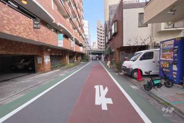 敷地南側の前面道路（西側から）