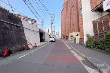 敷地西側の前面道路（南側から）