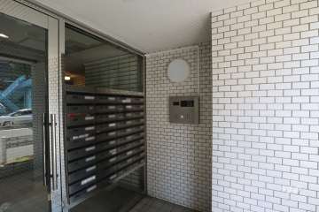 エントランスはオートロック付きです。