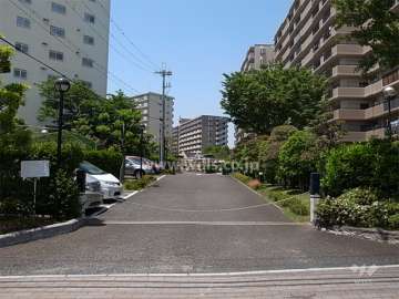 駐車場出入り口はロボットゲート付きです。