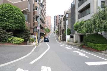 敷地北側の前面道路