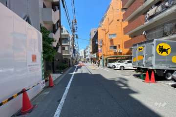 敷地南側の前面道路（東側から）