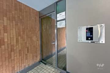 エントランスはオートロック付きです。