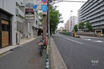 敷地北東側の前面道路(南西側から)