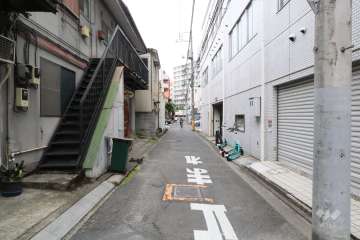 敷地南西側の前面道路(南東側から)
