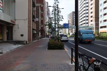 敷地北東側の前面道路(南東側から)