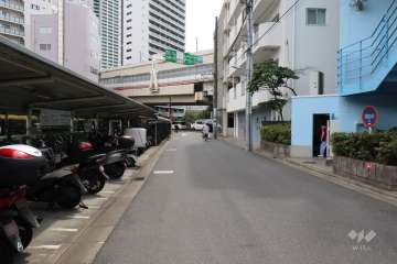 敷地北東側の前面道路(西側から)