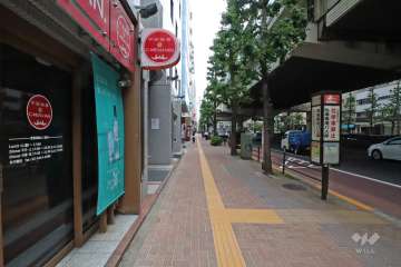 敷地南東側の前面道路(南西側から)