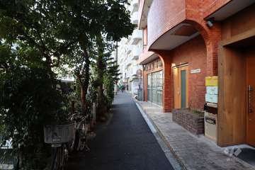 敷地北東側の前面道路（北西側から）