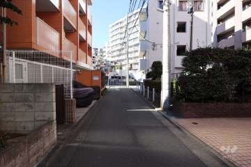 敷地南西側の前面道路（南東側から）