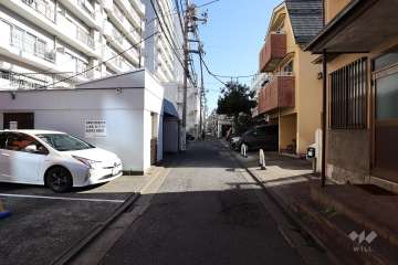 敷地南西側の前面道路（北西側から）