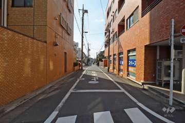 敷地南側の前面道路(東側から)