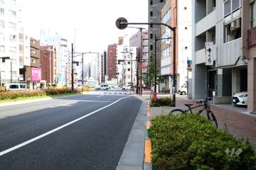 敷地北東側の前面道路(北西側から)