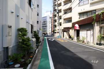 敷地北西側の前面道路(南西側から)