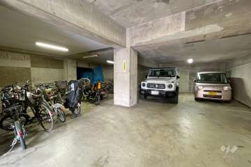 敷地内駐車場（屋内平面式）と駐輪場　