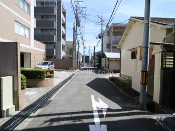 敷地西側の前面道路。周辺は区画の整った静かな住宅地です。