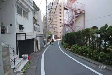 敷地南東側の前面道路（北東側から）