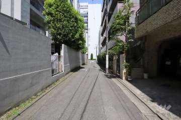 敷地北東側の前面道路(南東側から)