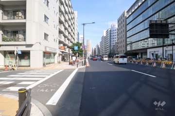 敷地南西側の前面道路(北西側から)